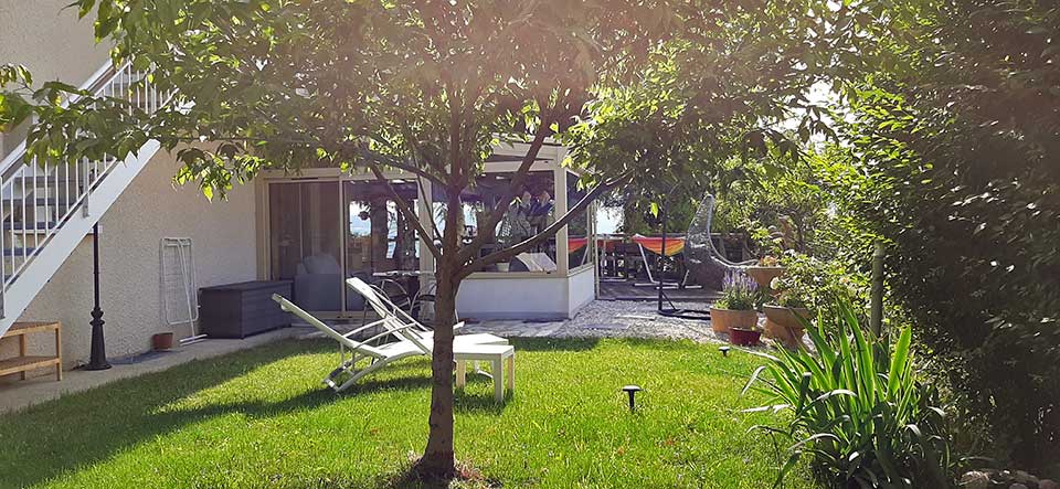 ambiance jardin fleuri et pergola mini bar hammac salle de repos accès aux chambres par escalier indépendant