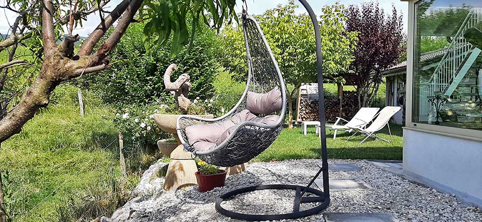 espace cocooning au milieu de la verdure décor naturel en pleine campagne joli gîte campagnard pour des vacances tranquille et sereine