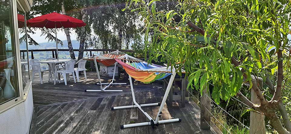 hamac vacances farniente dans les Alpes dans un espace naturel et original au mille couleurs et senteurs naturelles terrasse