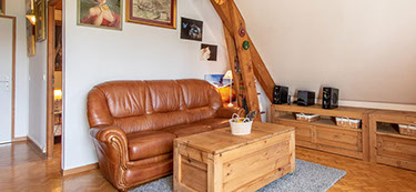 salon et cuisine entièrement équipée gite des curiosités situé à 600 m d'altitude en Haute Savoie village de Moye proche de Rumilly