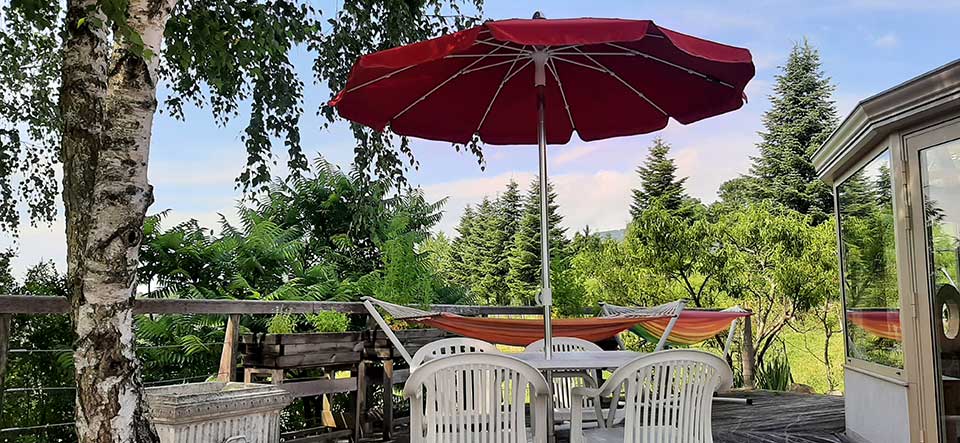 Terrasse du gite des curiosités Moye Haute Savoie France proche de rumilly entre montagne lac et campagne repos garanti